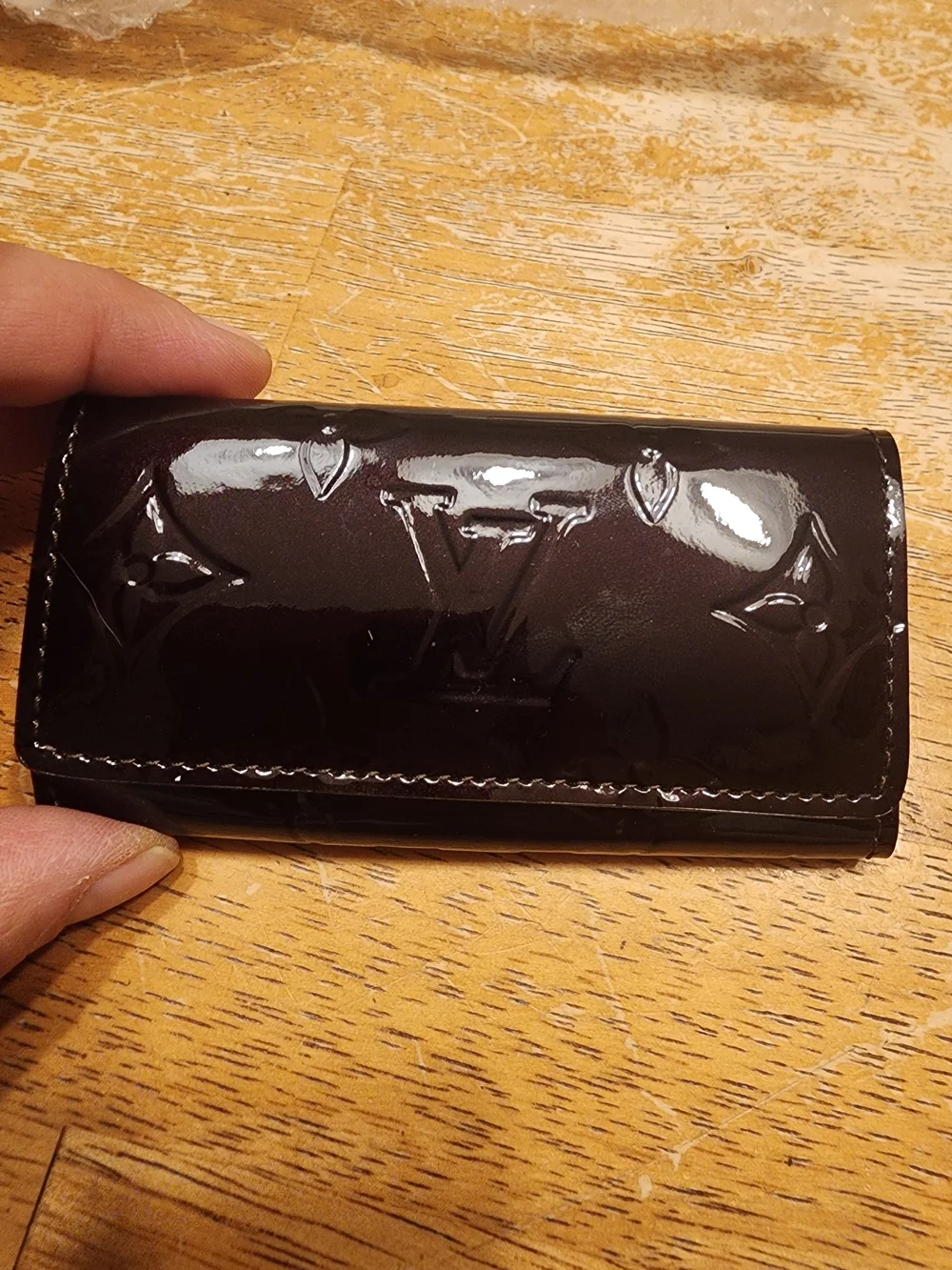 Louis Vuitton Multiclés 4 Key Holder crafted in Monogram Vernis leatherAmarante